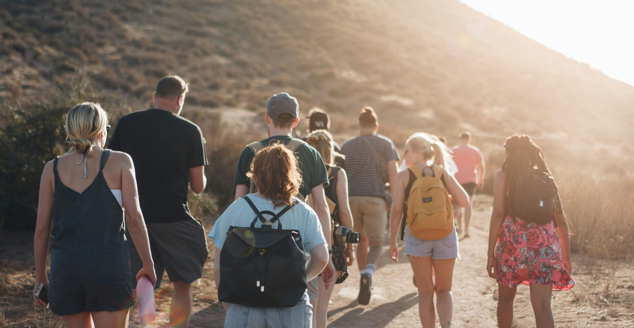 group hiking vs solo hiking
